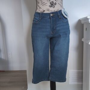 CURVE APPEAL | Women's Medium Wash Mya Tummy Tucking Capri Jean Pants